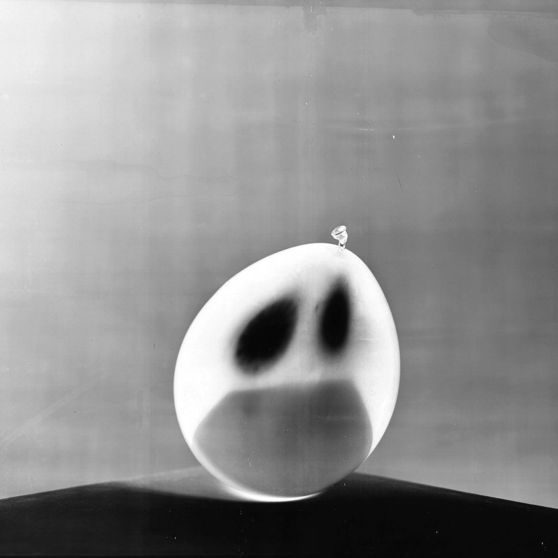 Joachim Riederer - Balloon on Table 2021 Joachim Riederer - Balloon on table